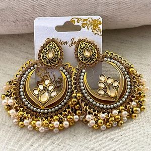 Fashion jewelry. Black/gold with pearls.